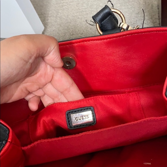 Authentic GUESS crossbody purse / satchel - Picture 4 of 6